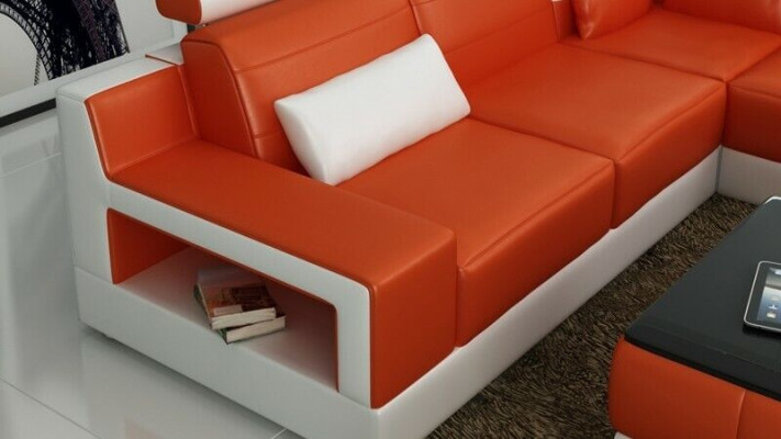 Set di mobili da designer: divano, sofà angolare con pouf, salotto imbottito.
