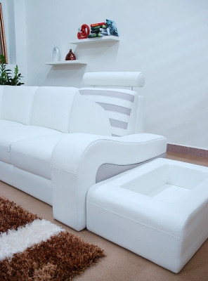 Moderno divano ad angolo a L imbottito con decorazione angolare + poggiapiedi