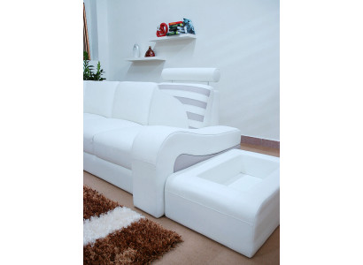 Moderno divano ad angolo a L imbottito con decorazione angolare + poggiapiedi