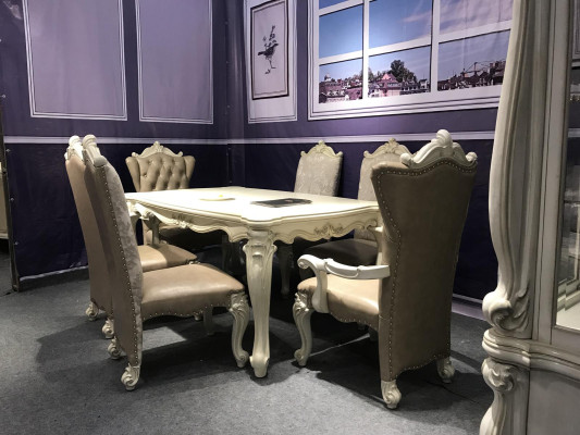 Set da pranzo in stile barocco-rococò, tavolo da pranzo x6 sedie in pelle Chesterfield.