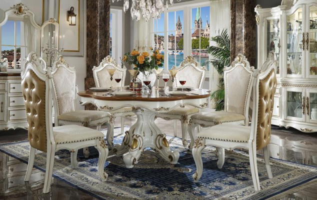 Set da pranzo classico bianco-marrone con tavolo rotondo in legno e sedie Chesterfield 5 pezzi.