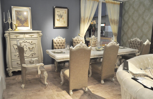 Set da pranzo color avorio antico, grande tavolo da pranzo con sedie in pelle Chesterfield. Set da pranzo color avorio antico, grande tavolo da pranzo con sedie in pelle Chesterfield.