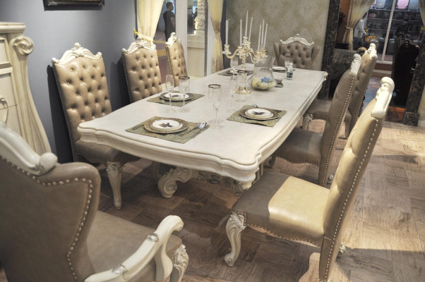 Set da pranzo color avorio antico, grande tavolo da pranzo con sedie in pelle Chesterfield. Set da pranzo color avorio antico, grande tavolo da pranzo con sedie in pelle Chesterfield.