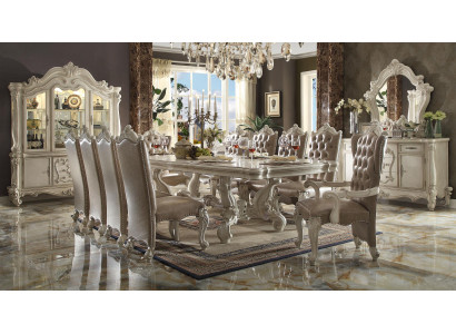 Set da pranzo classico in avorio antico. Grande tavolo da pranzo con sedie Chesterfield.