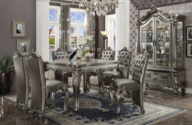 Tavolo da pranzo grigio classico rettangolare con 8 sedie in legno e pelle stile Chesterfield.