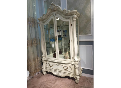 Vetrina di lusso con vetrina in vetro in stile antico barocco rococò.