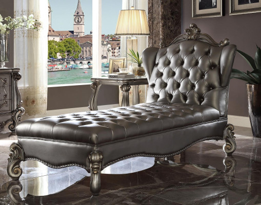 Chaiselongue Chesterfield, lettino chaise longue in pelle argento stile barocco.