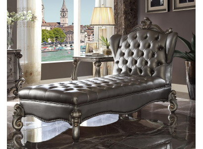 Chaiselongue Chesterfield, lettino chaise longue in pelle argento stile barocco.