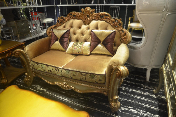 Set di mobili classico 4 pezzi. Set di divani da 4 posti in tessuto per divano e poltrona.