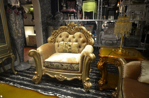 Set di mobili classico 4 pezzi. Set di divani da 4 posti in tessuto per divano e poltrona.