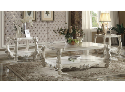 Designer di tavoli classici in legno nobile da salotto e tavolino da appoggio decorativo di stile barocco.