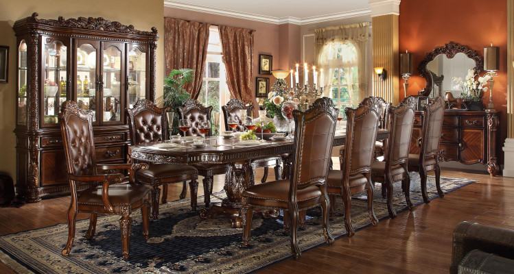 Sala da pranzo con mobile Vetrina, Tavolo con 10 sedie, Comò, Specchio in stile Barocco.