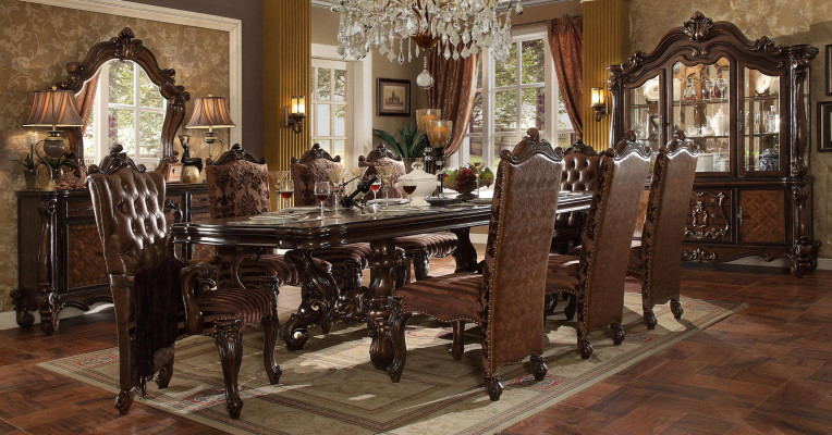 Set da sala da pranzo con vetrina, tavolo, 8 sedie, comò, decorazioni, specchio, in stile barocco.