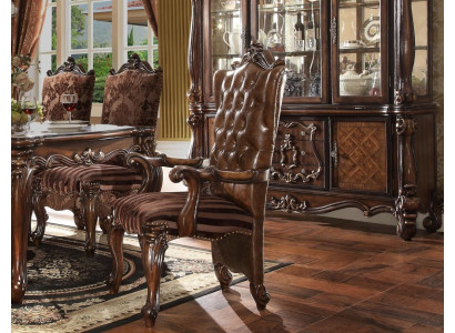 Classico poltrona Chesterfield marrone, esclusiva sedia in pelle stile barocco.