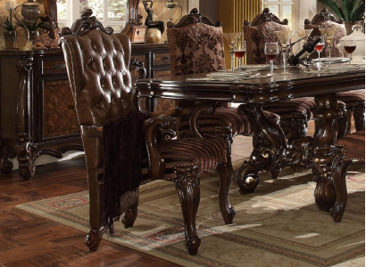 Classico poltrona Chesterfield marrone, esclusiva sedia in pelle stile barocco.