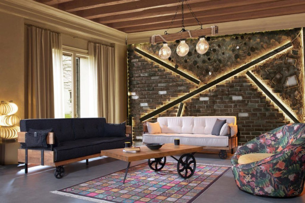 Divano a tre posti stile Gründerzeit, design loft, cuscini beige in tessuto.
