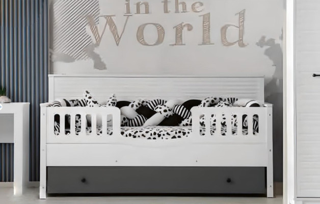 Letto per bambini luminoso. Arredo elegante per la perfetta camera dei bambini.