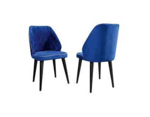 Sgabello in legno compatto e morbido su gambe nere per la sala da pranzo.