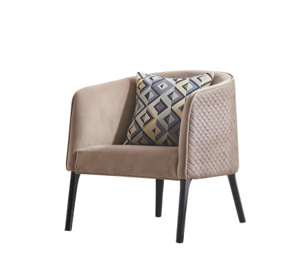 Sedia di lusso imbottita per cocktail, relax, lounges, club. Mobili design poltrona beige.