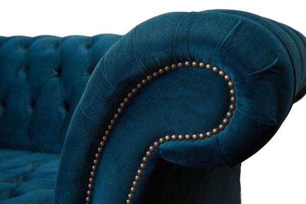 Design del lussuoso divano Chesterfield a 4 posti, divano imbottito in blu.