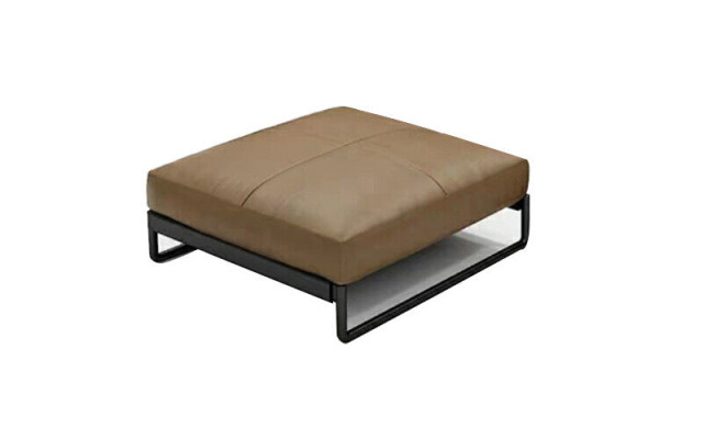 Esclusivo set divano 3 + 2 posti in pelle con pouf imbottito per il soggiorno.