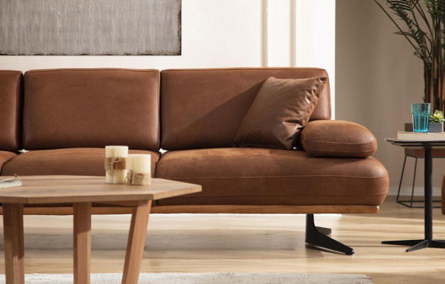 Divano a 4 posti design moderno in stoffa di lusso per il soggiorno.