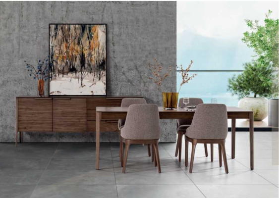 Set da pranzo in marrone con tavolo da pranzo, 4 sedie e credenza.