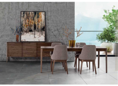 Set da pranzo in marrone con tavolo da pranzo, 4 sedie e credenza.