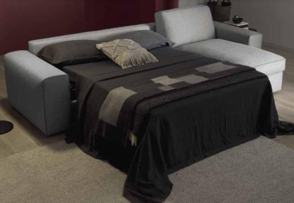 Moderno divano d'angolo di lusso in tessuto e legno a forma di L design Alfitalia per il soggiorno.