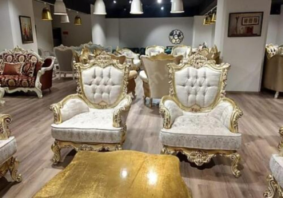 Set di divani in stile Chesterfield Barocco con 5 pezzi e tavolino da salotto in oro.