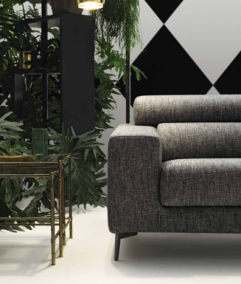Divano moderno a tre posti in tessuto grigio, design.