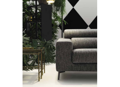 Divano moderno a tre posti in tessuto grigio, design.