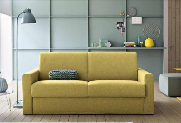 Divano di design a due posti giallo in tessuto, divano letto, mobili italiani.