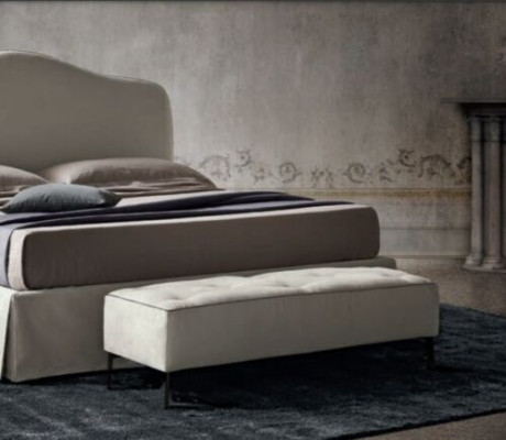 Panca imbottita in tessuto in legno.