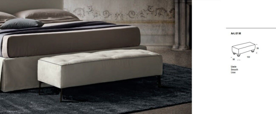 Panca imbottita in tessuto in legno.