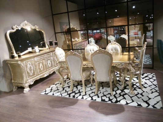 Mobili classici da sala da pranzo beige, tavolo da pranzo design con sedie imbottite Chesterfield.