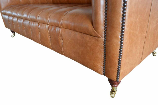 Divano Chesterfield a 3 posti imbottito in pelle marrone.