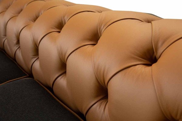 Elegante divano soggiorno a 4 posti imbottito Chesterfield in pelle e tessuto nuovo.
