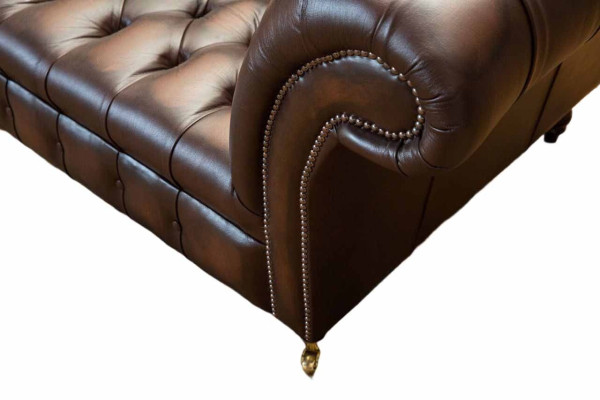 Divano in pelle 4 posti in stile lussuoso, classico e Chesterfield.