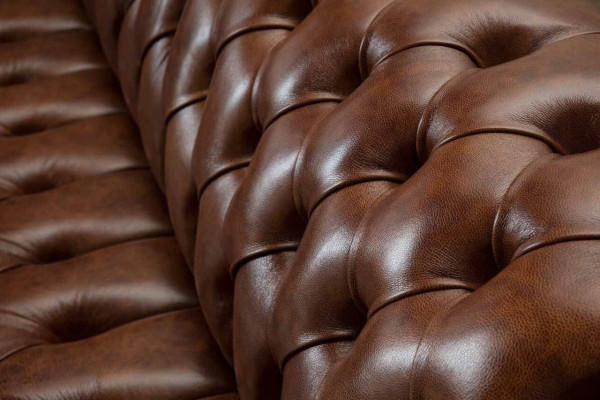 Divano 4 posti in pelle marrone stile moderno di lusso Chesterfield.