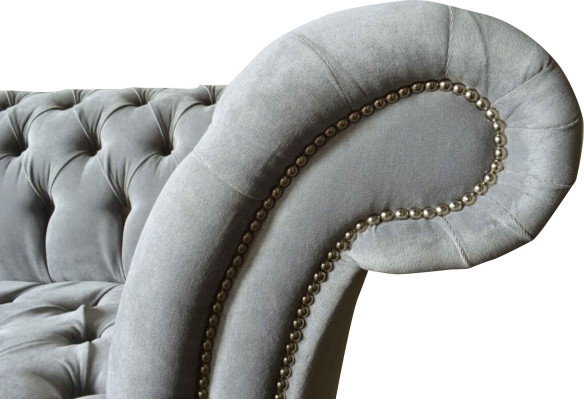 Divano Chesterfield Design a 4 posti in tessuto di lusso.