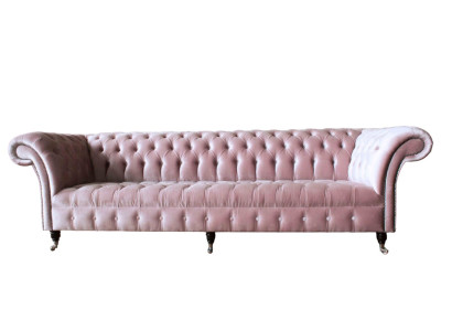 Divano Chesterfield rosa imbottito a 4 posti.