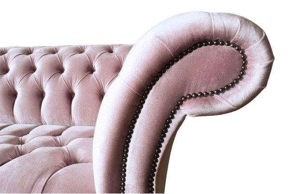 Divano Chesterfield rosa imbottito a 4 posti.