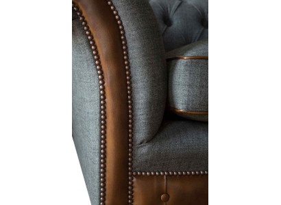 Design divano Chesterfield in tessuto con 4 posti in tessuto grigio, nuovo.