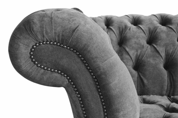 Chesterfield divano a 3 posti imbottito in tessuto grigio.