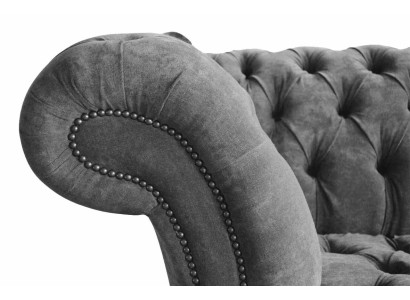 Chesterfield divano a 3 posti imbottito in tessuto grigio.
