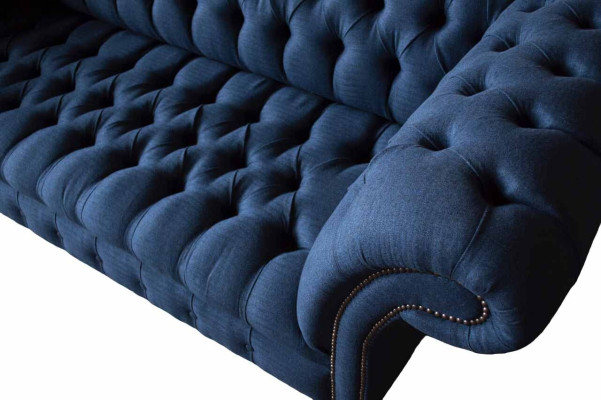 Divano a tre posti Chesterfield di lusso blu nuovo.