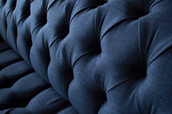 Divano a tre posti Chesterfield di lusso blu nuovo.