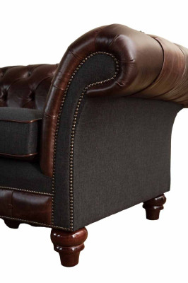 Divano Chesterfield marrone in stile classico inglese 3 posti imbottito 230cm.
