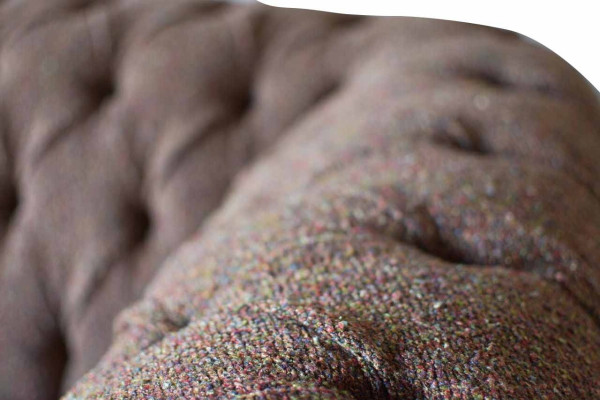 Grande divano Chesterfield in stile inglese classico, divano a 3 posti imbottito 230 cm.